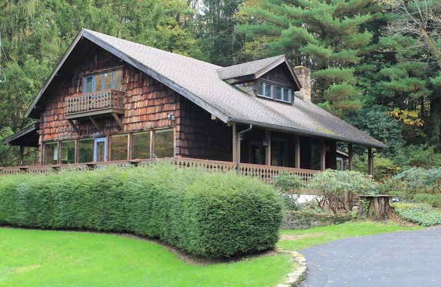 Pine Grove Retreat- True Mtn. Chalet near 7 Springs, Falling Water, & Ohiopyle