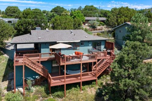 Pine Nest Retreat Saloon and Scenic Views