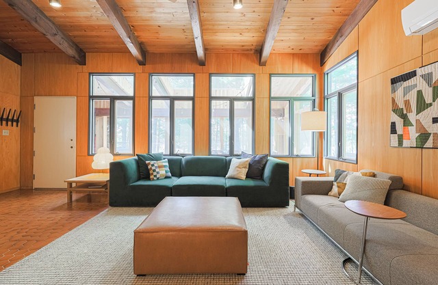 Pine Point on Kosh Elegant Midcentury Cottage W/hot tub & gym