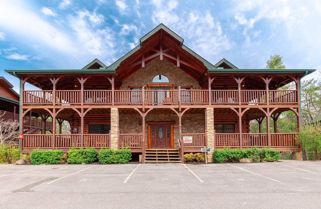 Pine Tree Lodge | Perfect for Reunions or Teams – Sleeps 36!