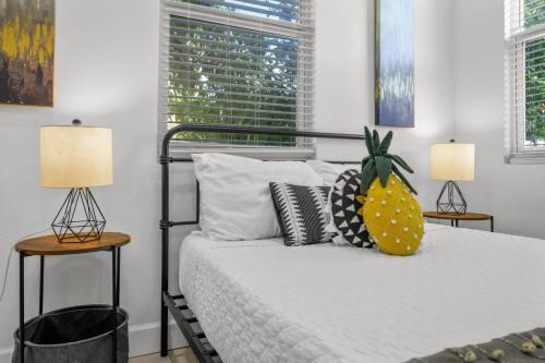 Pineapple Paradise #3 13 min to Beach Fire Pit