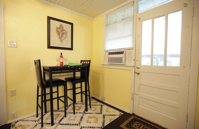 Pineapple Paradise: EPH, Close to Downtown, Beach!