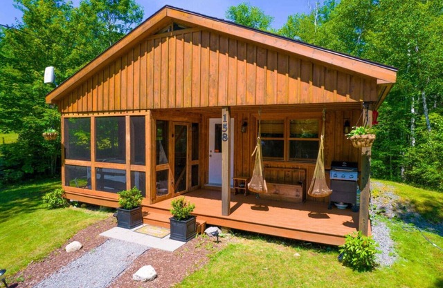 Pinecone Cottage Hot Tub & Projector at Falls Lake