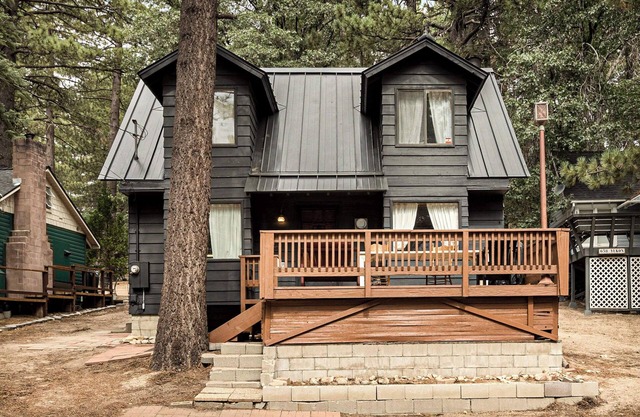 Pineland Getaway – A Serene Wooded Escape! Private Cabin for 6