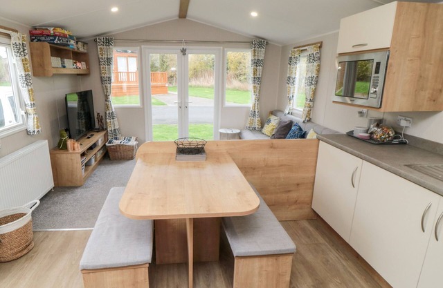 PINES 30, family friendly, country holiday cottage in Cayton