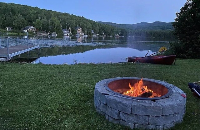 Pines + Paddles - Lakeside Retreat in the Mountains