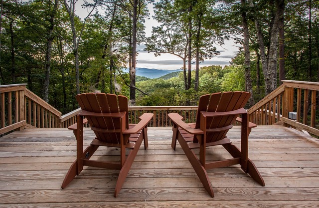 Piney Cabin: Mountain Views + Dog Friendly