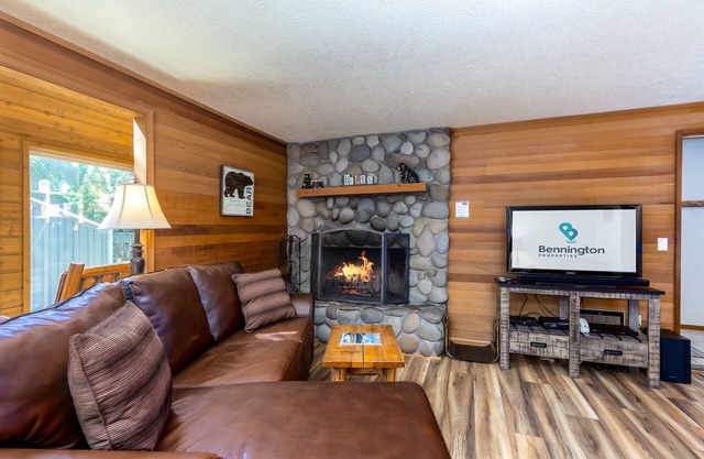 Ping Pong, Pool Table (3/4 size), Enclosed Deck, Hot Tub & Sun Room - LARK12