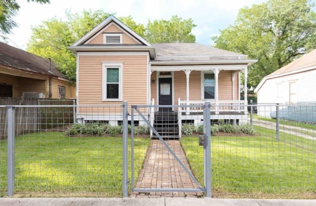 Pink Treehouse - fully fenced yard