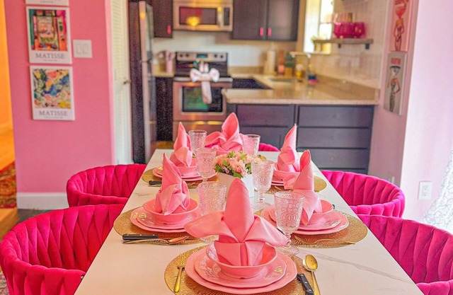 Pinkie’s Paradise is the ultimate Lake of the Ozarks girls’ retreat! 2BR/2BA villa with a movie room, sauna, private deck, firepit, and pool access. Perfect for bachelorettes, birthdays & unforgettable lake getaways!