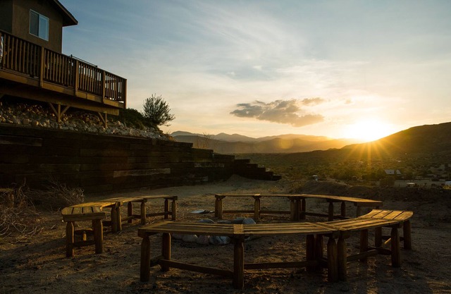 Pioneertown Cabin, Walk to Pappy & Harriets