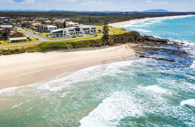 Pippies on the Beach Wallabi Pt. Beach over the road. Incl sheets & bath towels!