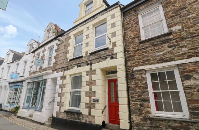 PIRATE'S PAD, pet friendly, country holiday cottage in Mevagissey