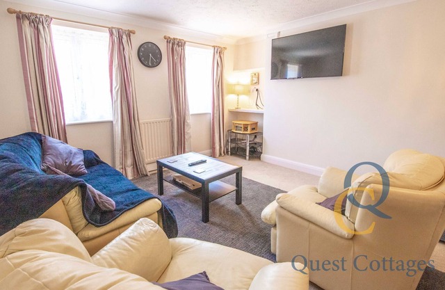 Pittlesden Cottage - Sleeps 4 - Tenterden - 2 mins from high street - Dog Friendly - Private Parking