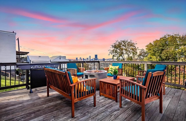 Pittsburgh Pad 4BR - Double balconies with SKYLINE VIEWS, Parking, GAME ROOM!