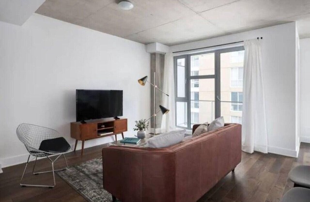 Place-Des-Arts 1-Bedroom Condo