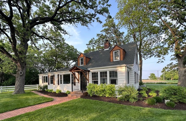 Plan your Fall Getaway, Cozy Farmhouse/short drive to Lake Geneva