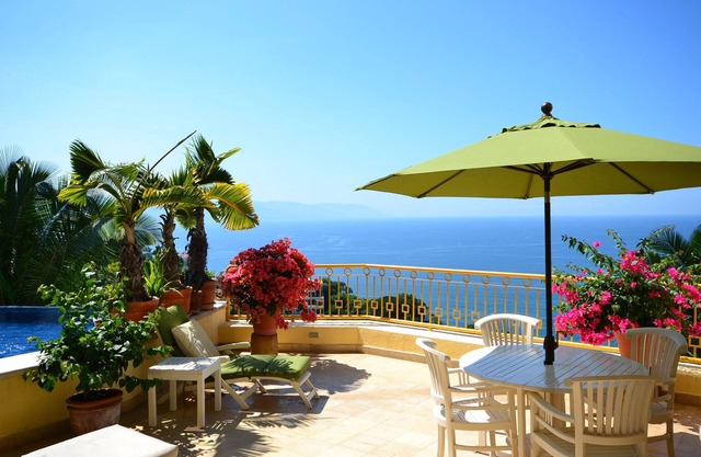 Plan your vacation here-Luxury Villa in Conchas Chinas with Maid, Pool
