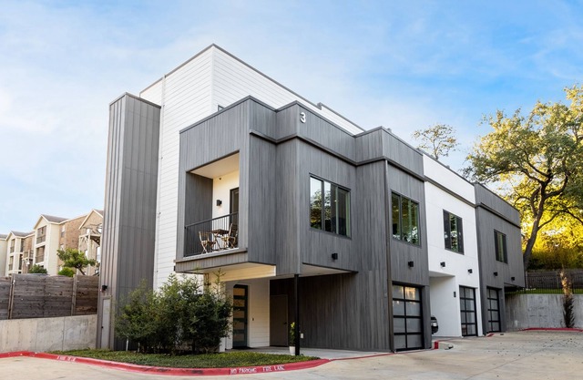 Plant Filled Austin Loft 3B 3B Steps from S. Congress