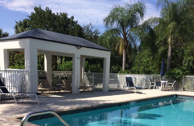 PLANTATION GOLF CLUB -UPSCALE, GROUND FLOOR CONDO WITH LAKE VIEW