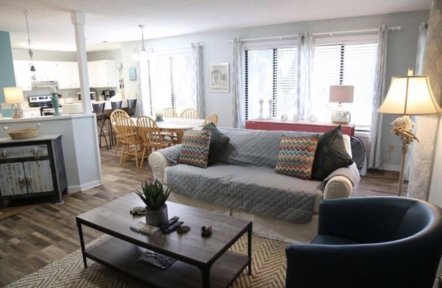 Plantation Nest-The Kerryman2. Screened porch overlooking 5th Tee Box