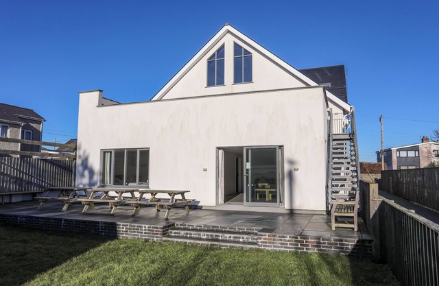 PLAS GWYLAN, pet friendly, country holiday cottage in Rhosneigr