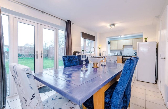 Platt House - 5 bedroom house, FREE WiFi, Parking, Smart TV in all rooms!
