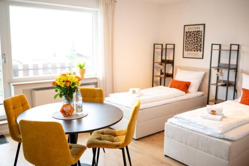 Platz für 8 Pers - C4S Come4Stay Monteure "InnArt" Boxspringbett Einzelbett Töging am Inn, Parkplatz, WLAN, Balkon, Smart TV, voll ausgestatteter Küche, Waschmaschine