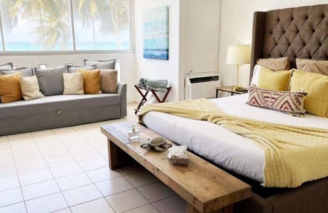 Playita Condado Studio Oceanfront Pool