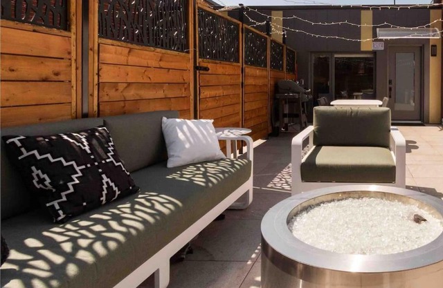 Plaza12 - StringLights, XL Terrace, restos & shops