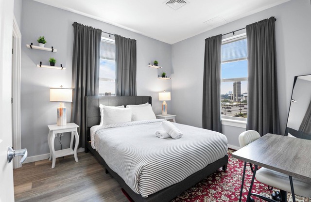 Pleasant 1BR Near Encore Boston 0098