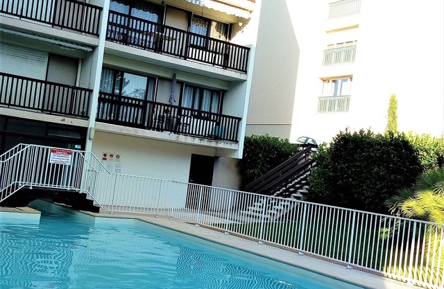 Pleasant 2-room apartment in residence with swimming pool