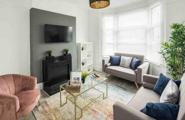 Pleasant 4 bed house with x6 beds in heart of Croydon ! - Photo ID Required