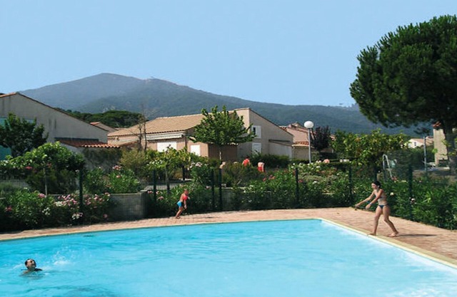 Pleasant air-conditioned holiday VILLA-Veranda-garden and pool-tennis access