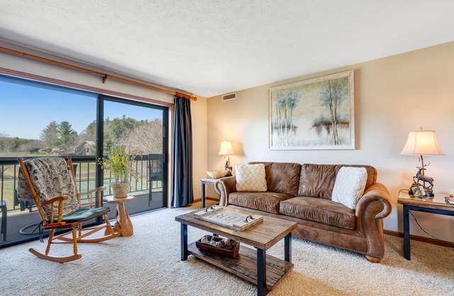 Pleasant condo with mountain view, central AC, fireplace & washer/dryer