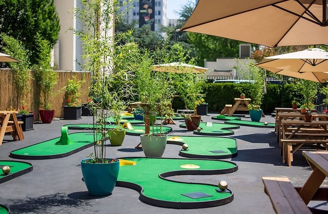 Pleasant Stay! 3 Comfortable Units, Onsite Mini-golf Course, Pop- Up Cinema!