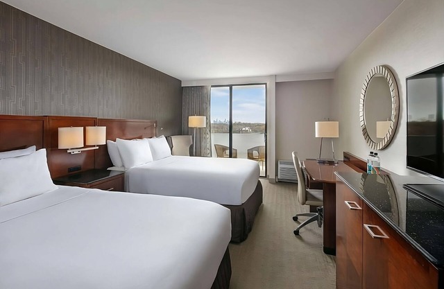 Pleasant Stay, Convenient Location! Parking, Pools! Near Mint Museum of Art