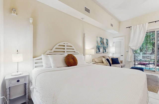 Pleasant studio with shared pool, hot tub, Onsite Golf, Shopping