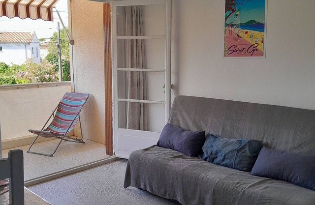 Pleasant T2 equipped balcony in quiet 5 min walk from the sandy beach B83270j