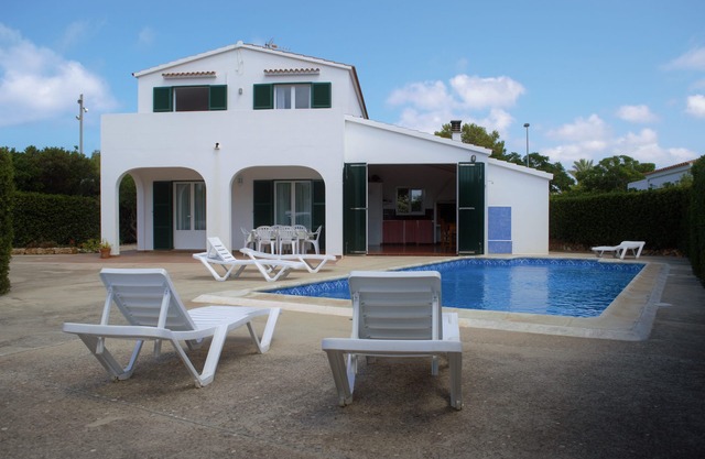 Pleasant villa with pool and air conditioning.