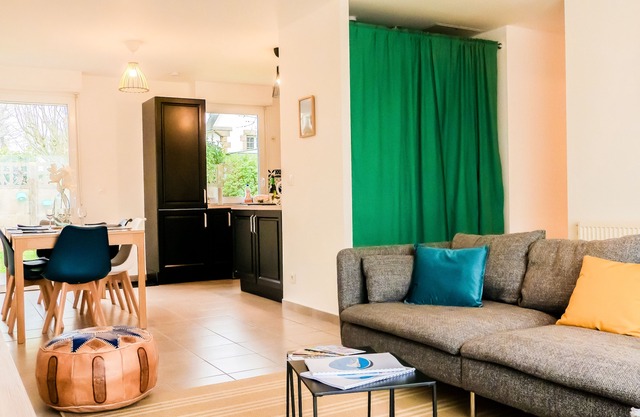 Ploubalay Getaway: Modern floor-level House