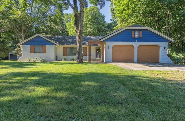 Plum Creek - Large home with 2 kitchens close to Pier Cove!