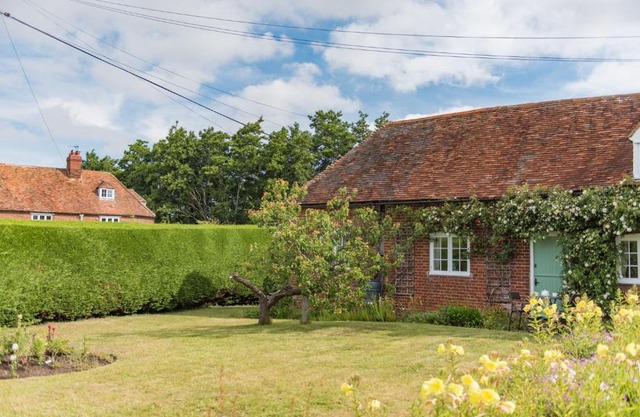 Plum Pudding Cottage by Bloom Stays