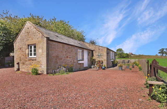 PLUMTREE COTTAGE, romantic in Alnmouth