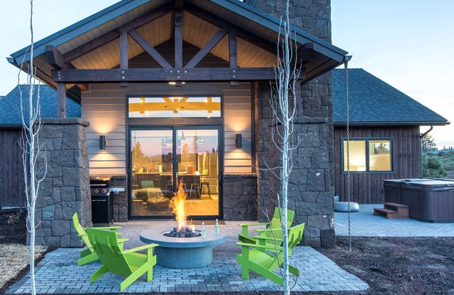 Plush beds ~ heated resort pool ~ hot tub ~ Tetherow/Bend/Bachelor ~ wifi ~ 🐶