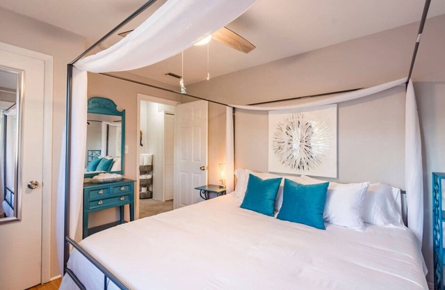 Plush K&Q Beds w/Hot Tub near St Pete & Beaches