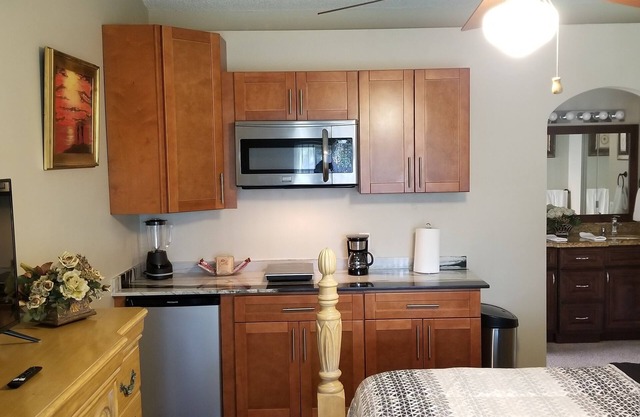 Plush Suite -Private Entrance-Kitchen-Bath