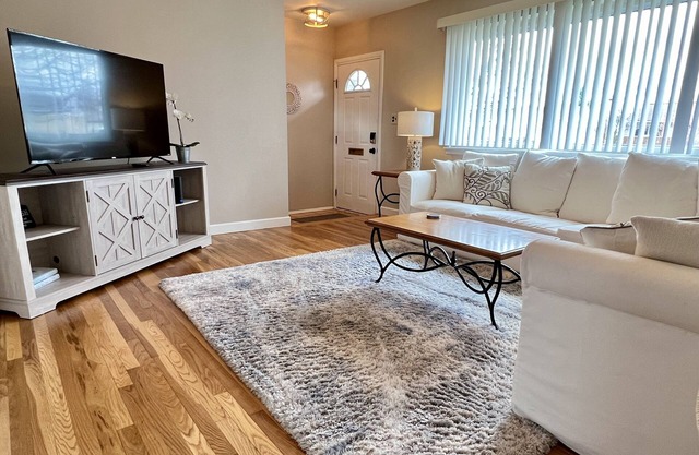Plymouth 3BD/1.5BTH Home Central to Detroit and Ann Arbor