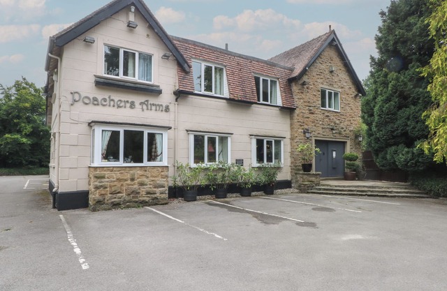 POACHER'S ARMS, family friendly, with a garden in Hope