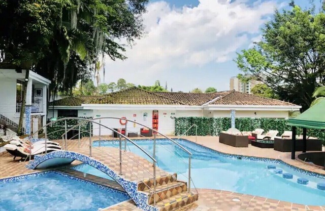 POBLADO TROPICAL 12 BEDROOM MANSION POOL JACUZZI AC BUTLER 5 MINUTES TO LLERAS
